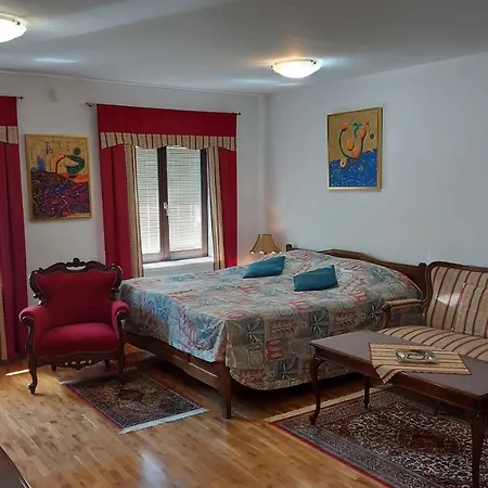 Apartma Pri Gradu *